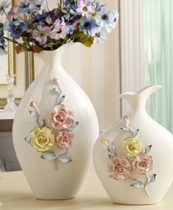 Kabartma Renkli Çiçeklerle Süslü İskandinav Beyaz Seramik Vazolardan Sehpa Aksesuarları