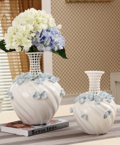 Kabartma Çiçek Figürlü Vazolardan Salon Masası Aksesuarı