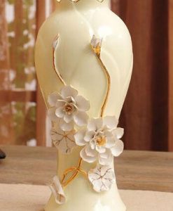 Kabartma Çiçek Motifli Seramik Vazo Beyaz Ev Aksesuarı